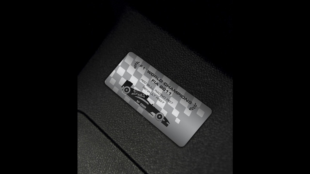 Renault presta homenagem a F1 com o Clio série especial Red Bull Racing RB7