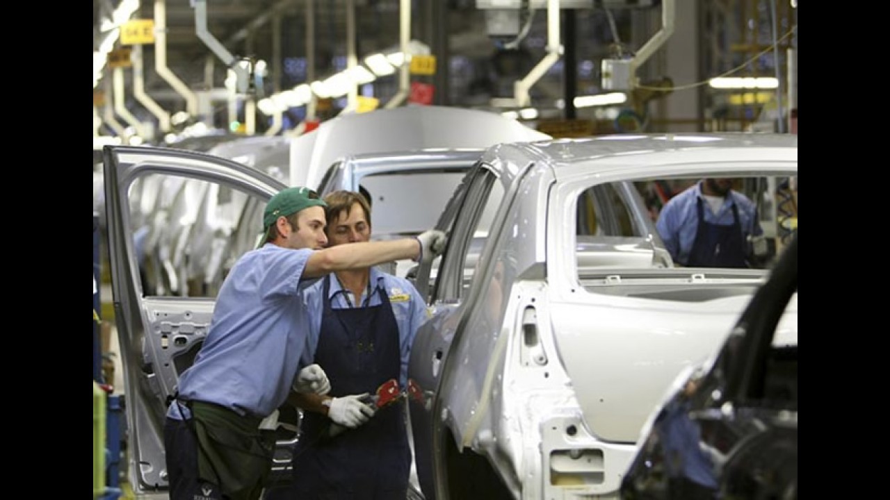 Renault retomou hoje a produção - Fábrica do Paraná estava paralisada para ampliação