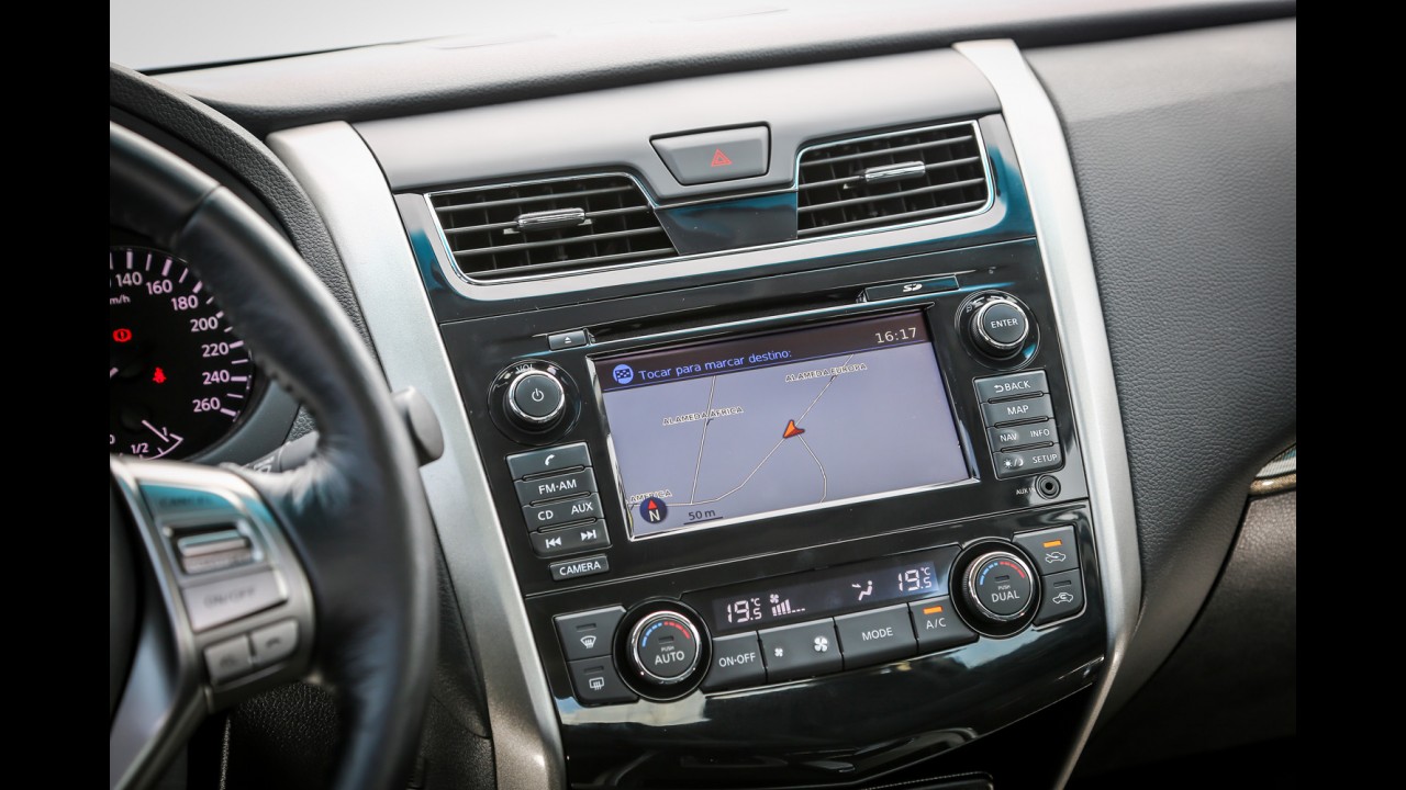 Teste CARPLACE: Altima encara Fusion pela vaga na diretoria