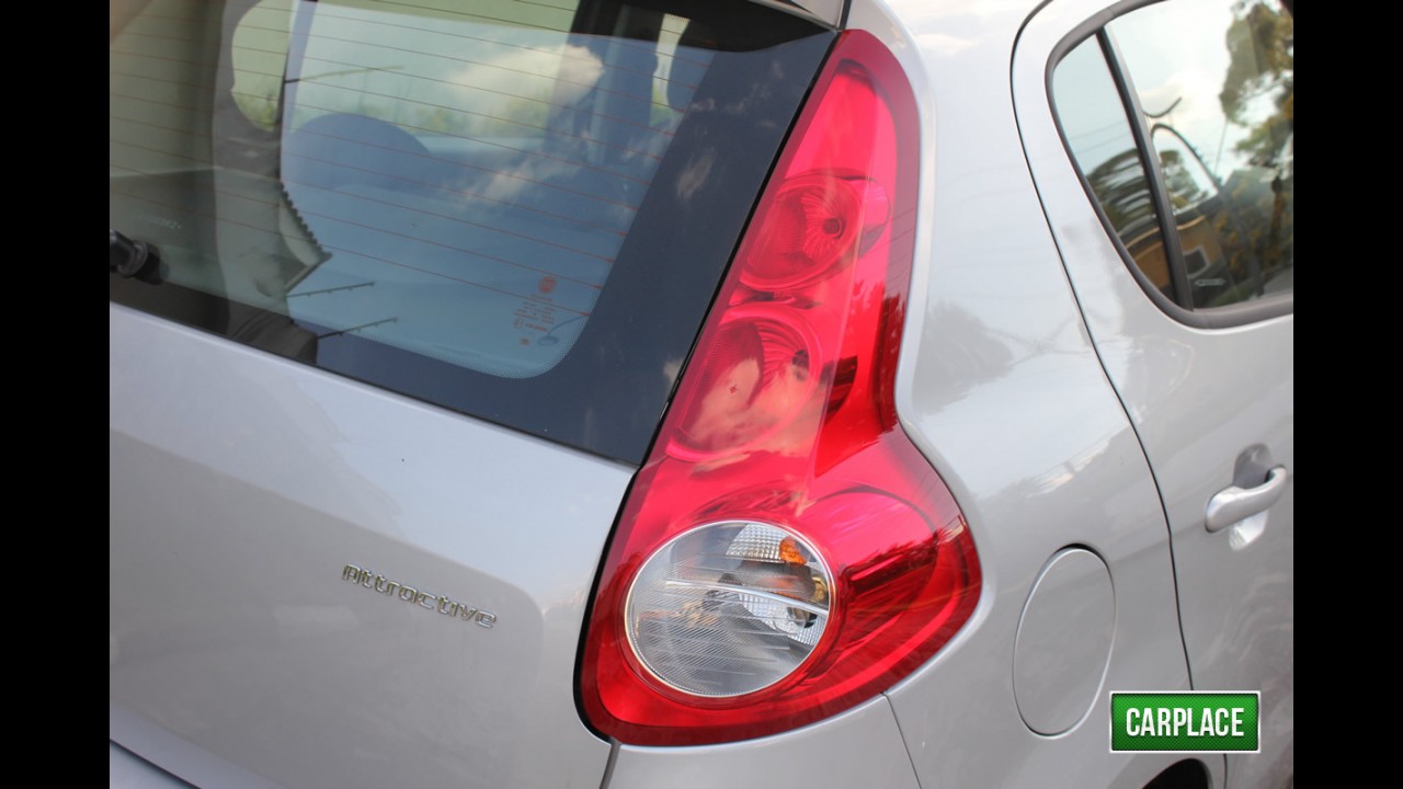 Garagem CARPLACE: Detalhes do visual externo do Fiat Palio Attractive 1.0 Flex