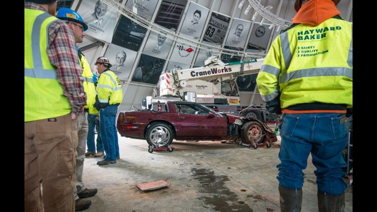 Chevrolet vai ajudar a restaurar modelos danificados no museu do Corvette
