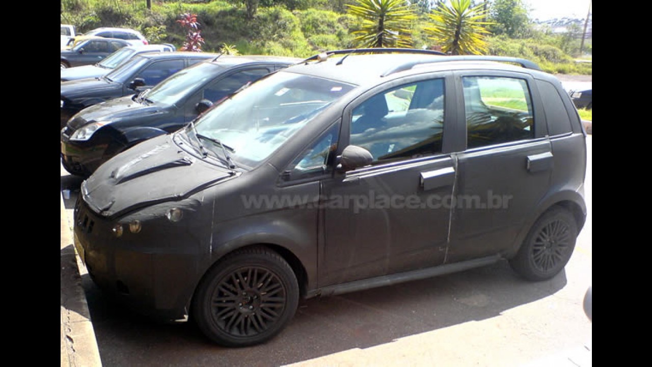 Leitor flagra Novo Fiat Idea 2011 camuflado - Modelo terá nova dianteira