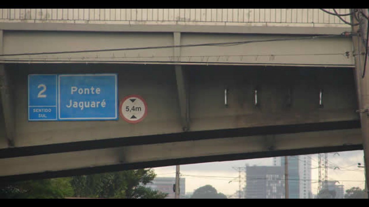 Caminhoneiros que obedeciam sinalização em SP foram multados por radar - CET não irá cancelar multas