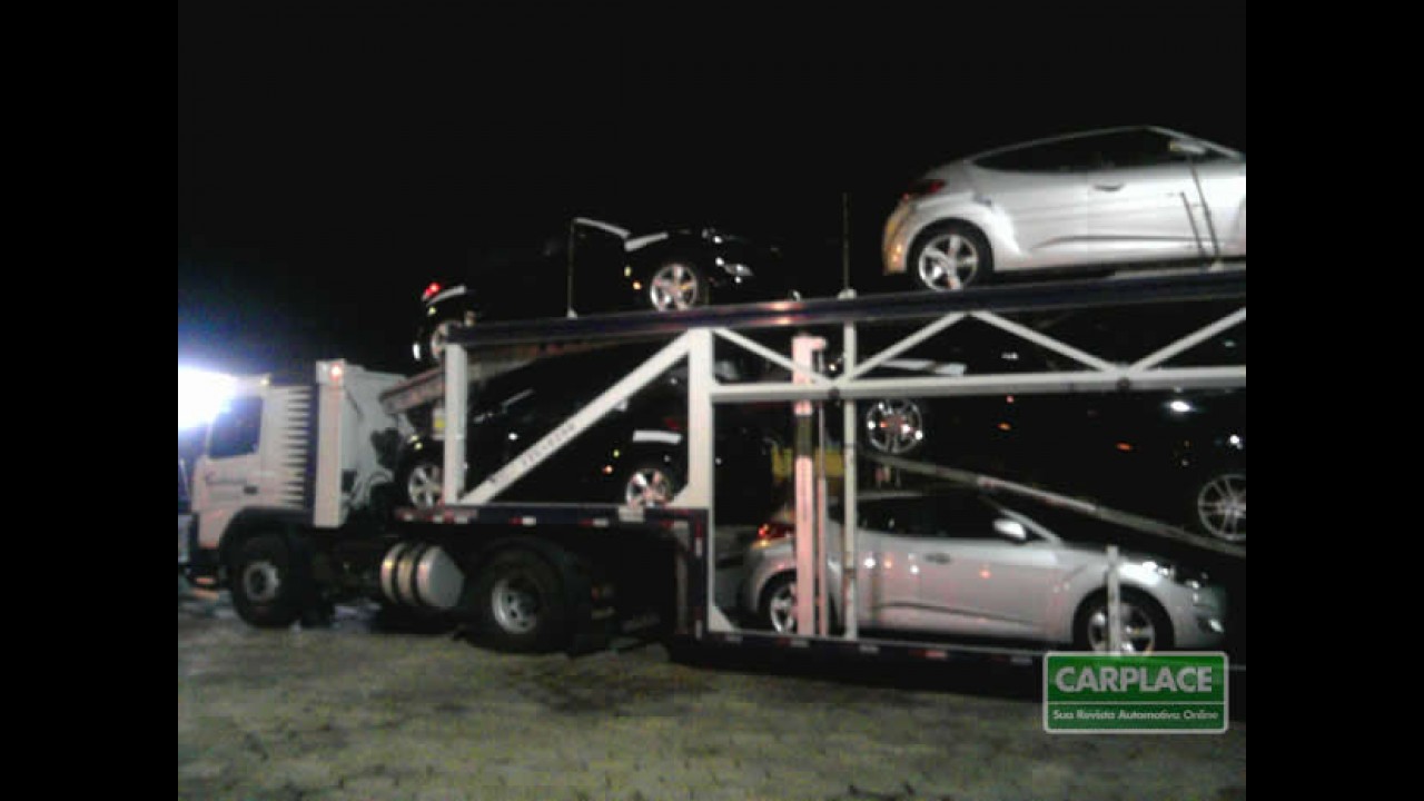 Está chegando: Leitor flagra Hyundai Veloster em caminhão cegonha