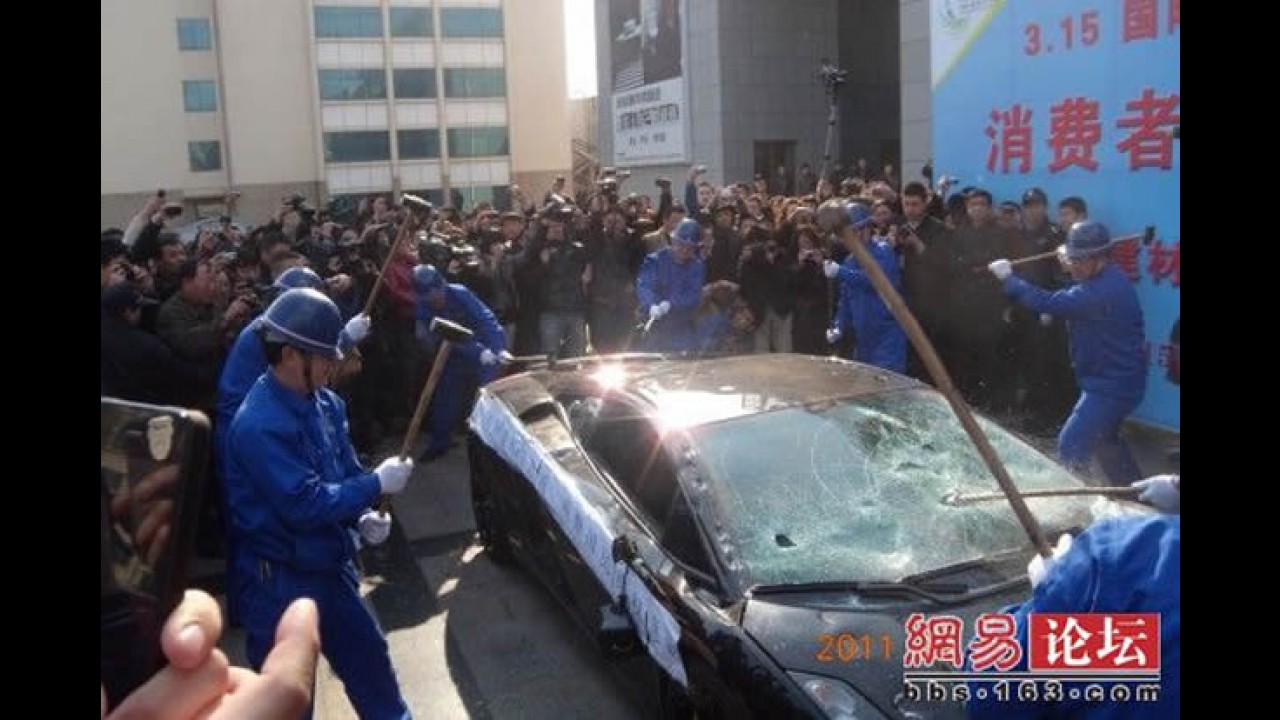 Chinês revoltado destrói Lamborghini Gallardo em praça pública - Fotos e Vídeo