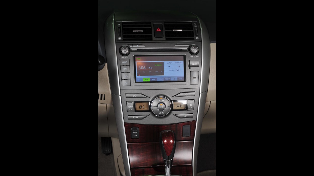 Enfim, Toyota Corolla ganha central multimídia