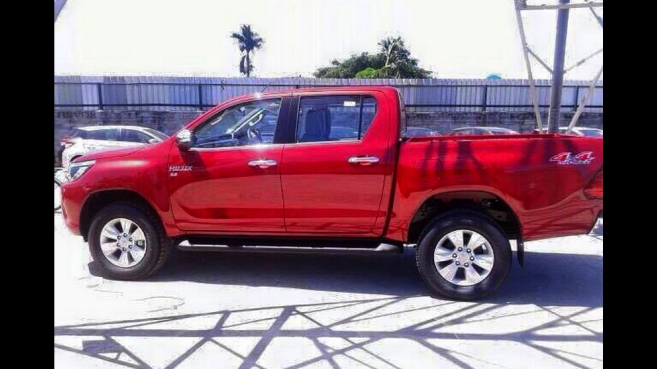 Flagra! nova Hilux 2016 aparece totalmente "limpa" antes do lançamento