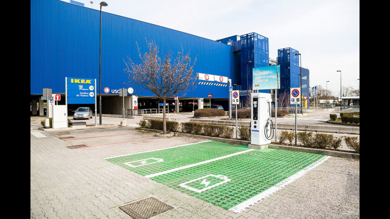 Nissan Colonnina Elettrica Ad Ikea Padova Foto Motor1com