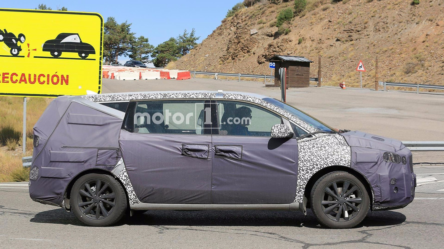 Kia Sedona Refresh Spy Shots