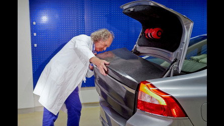 La carrozzeria dell’auto diventa una batteria
