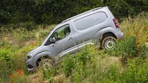 Opel Combo Cargo 4x4 (2020) bei steiler Bergabfahrt im Gelände