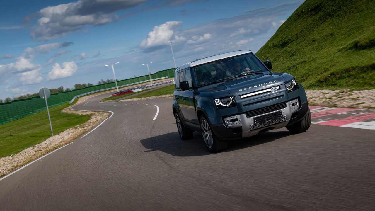 Land Rover Defender 110 на скоростной трассе.