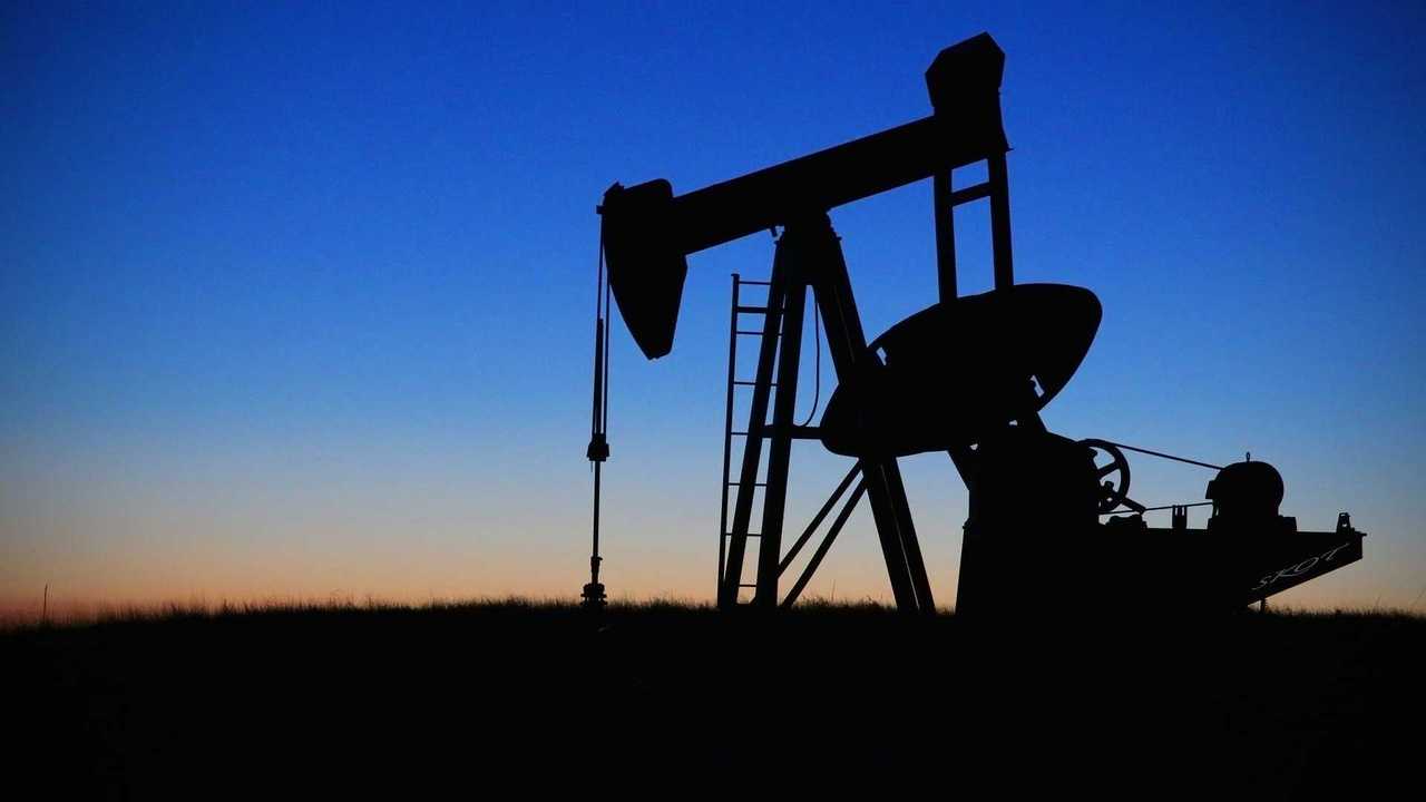 Prezzi benzina, il petrolio affonda ma alla pompa cambia poco (per ora)