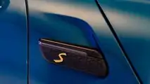 Mini Cooper SE Collection (2021): Side Scuttle mit gelbem S und LED-Blinker
