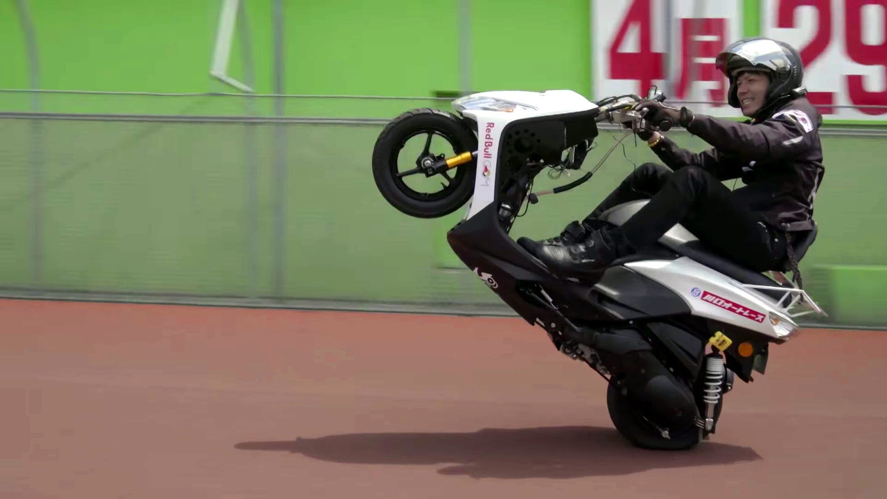Japon motosikletçi ön kaldırma rekoru kırdı