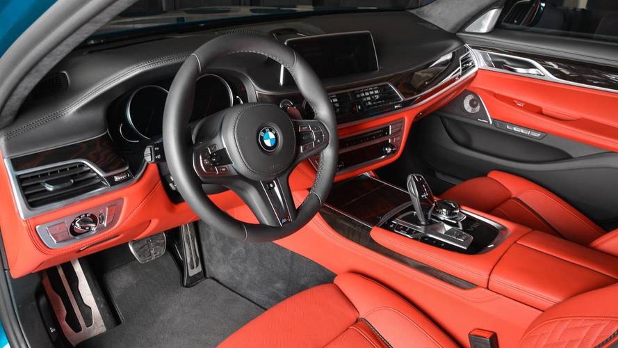 BMW M760Li xDrive en azul Long Beach