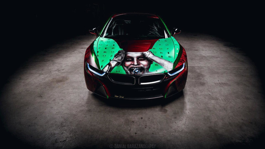 BMW i8 és Joker a motorházon
