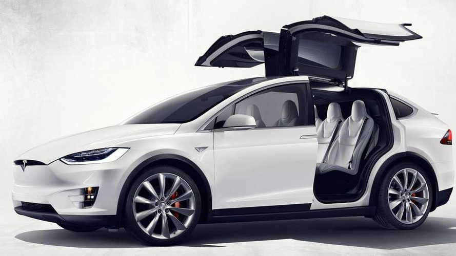 Rendőrmotornak ütközött egy Tesla Model X Amerikában