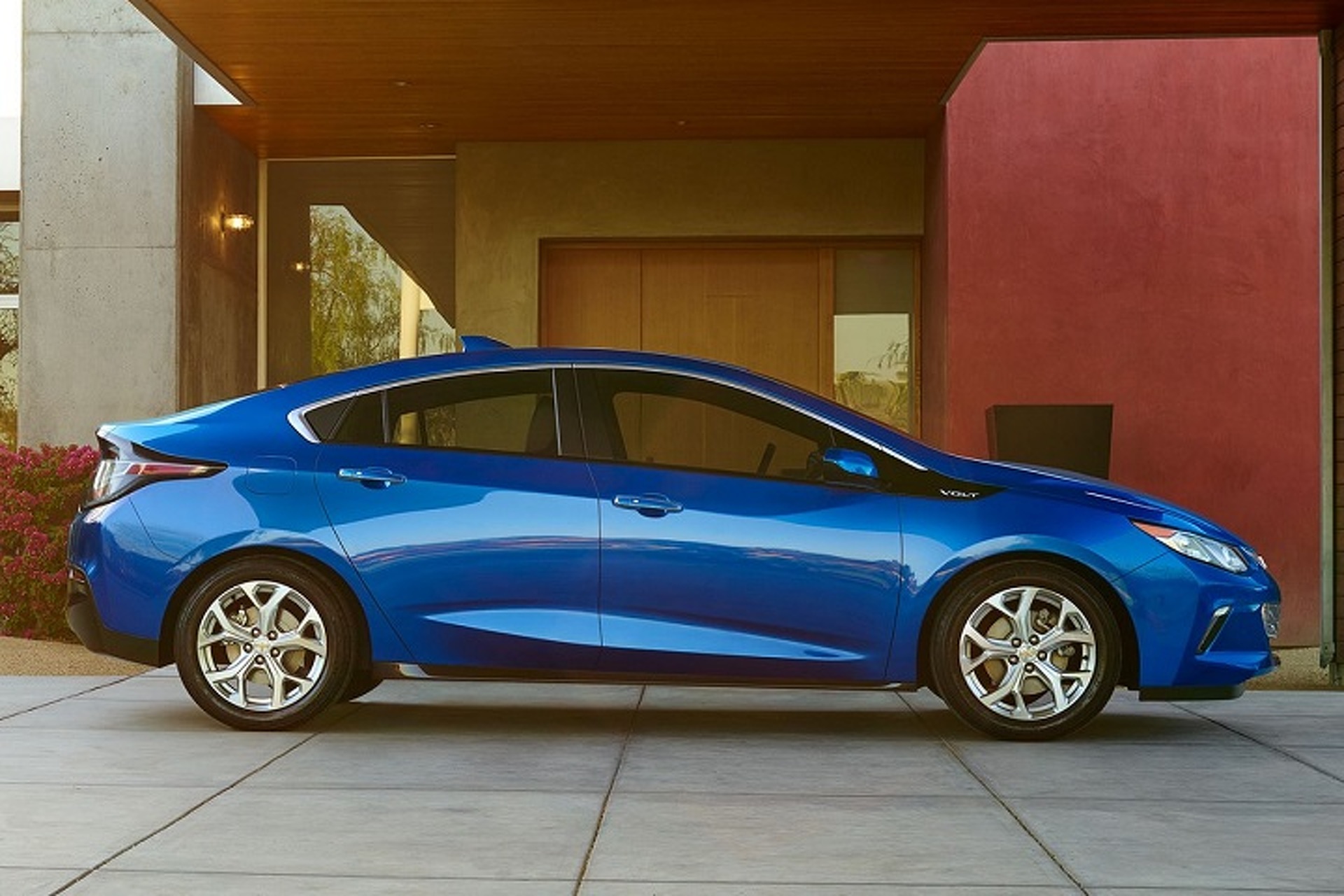 Electric Cars Will Rule the Road by 2022, Say Experts