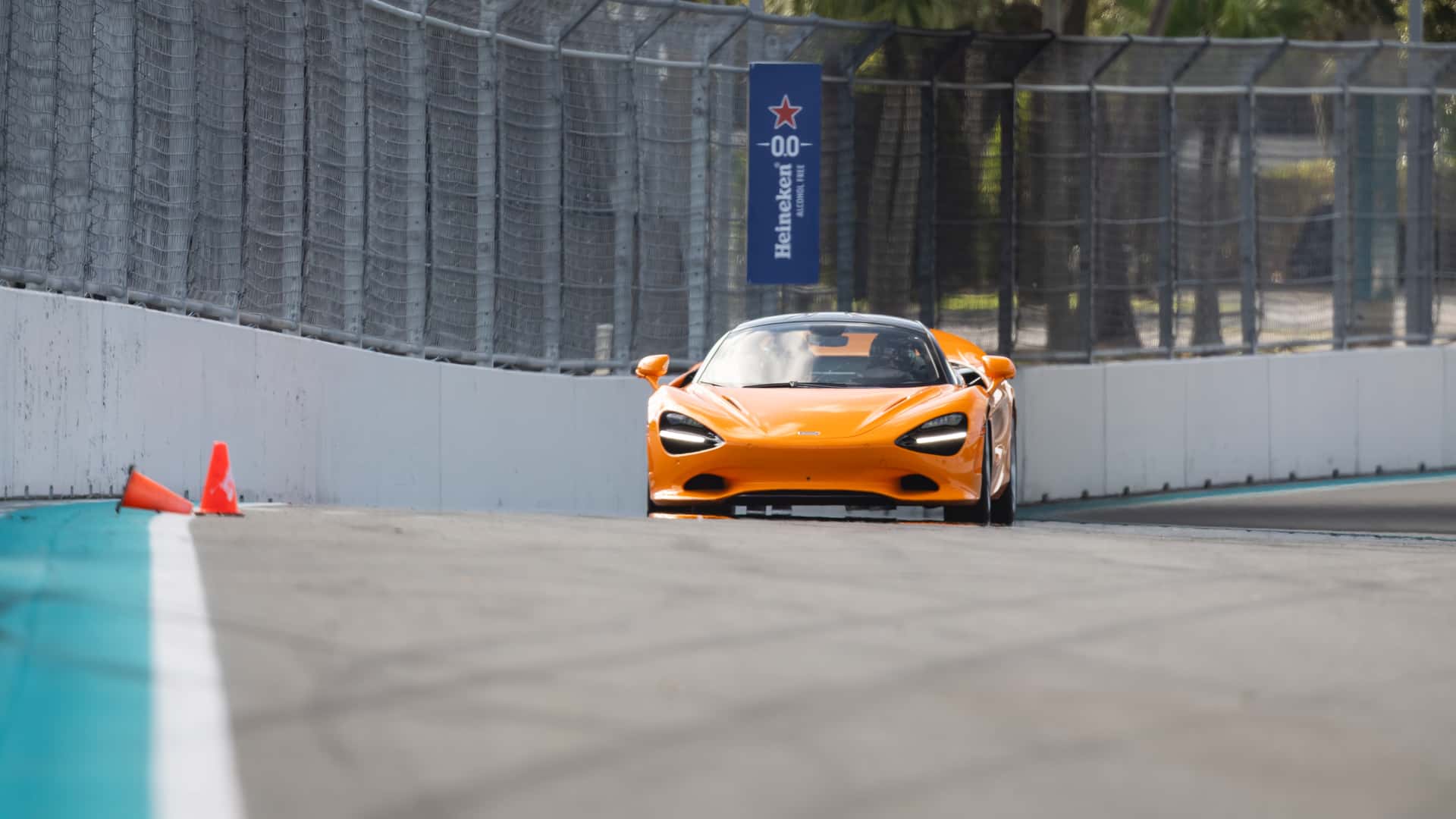 https://cdn.motor1.com/images/mgl/7Z27RA/s1/miami-international-autodrome-mclaren-750s.jpg