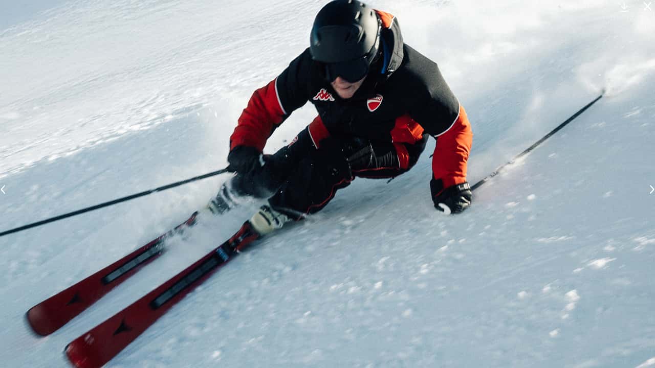 Ducati на лыжах является пиковым моторным вращением мозга