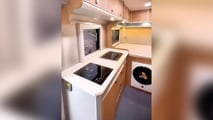 Autocaravana BYD con dos pisos y terraza en la azotea