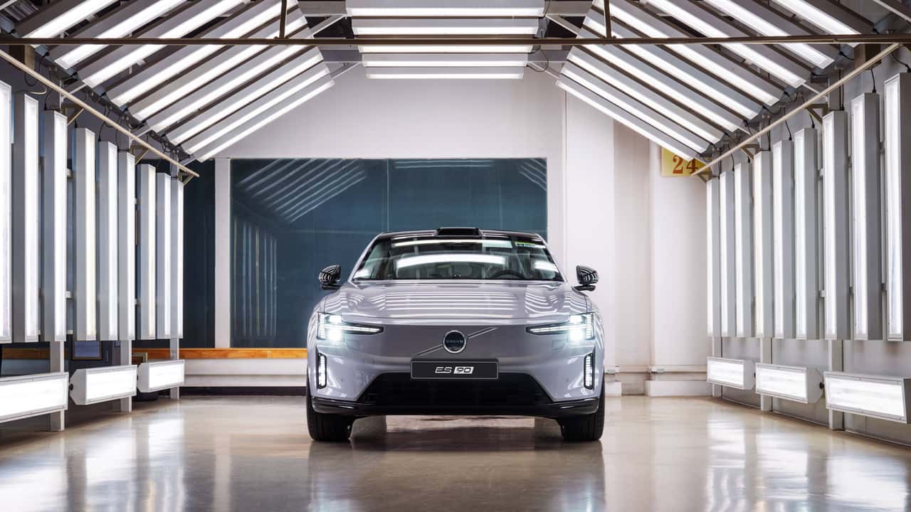 Volvo ES90 im Lichttunnel in der Fabrik 