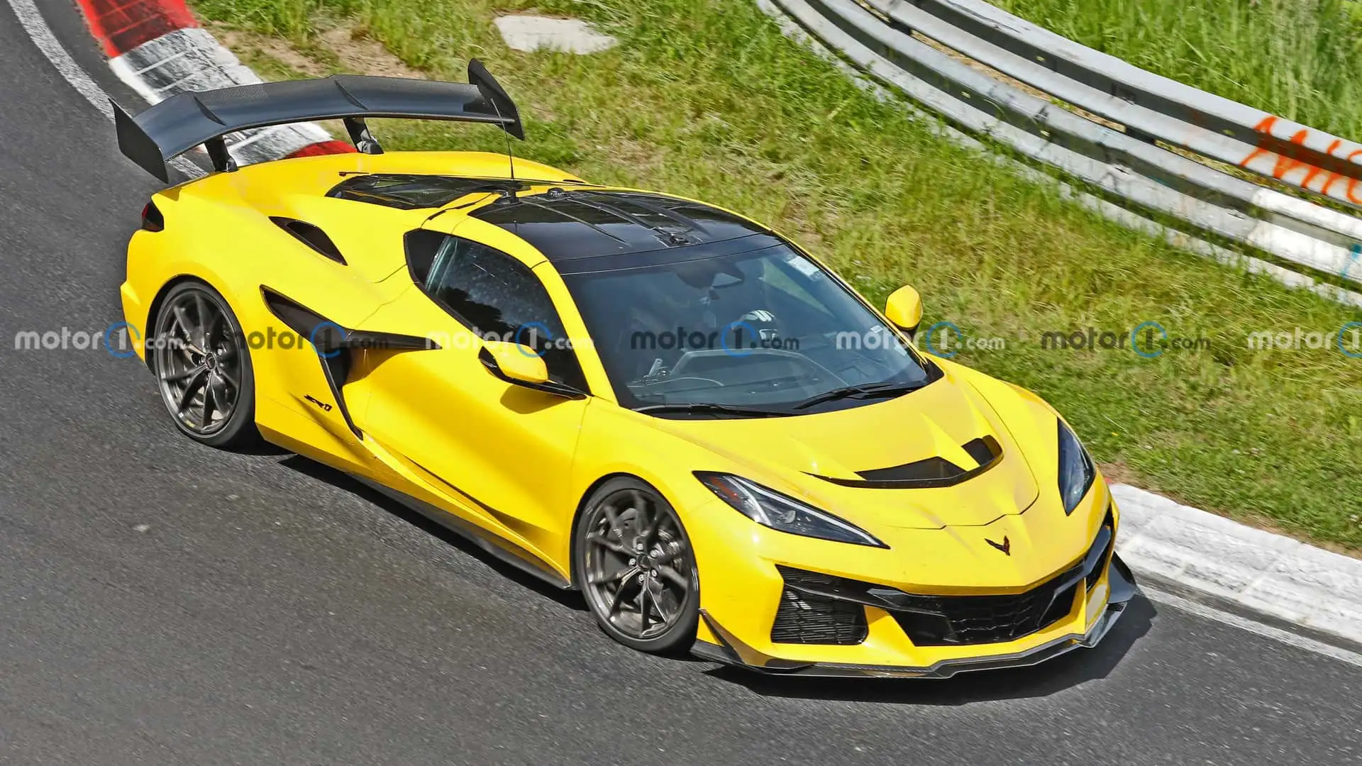 https://cdn.motor1.com/images/mgl/7Z39pJ/s1/2026-chevrolet-c8-corvette-zora-spy-shots-undisguised-exterior-47.webp