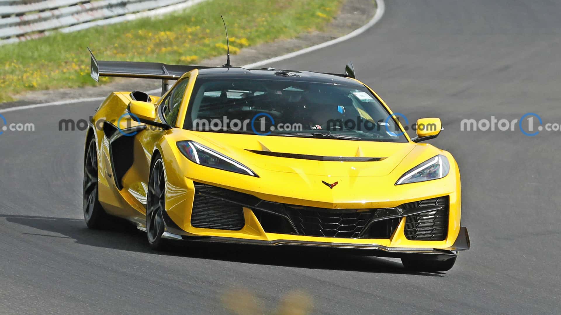 https://cdn.motor1.com/images/mgl/7Z39pW/s1/2026-chevrolet-c8-corvette-zora-spy-shots-undisguised-exterior-35.jpg