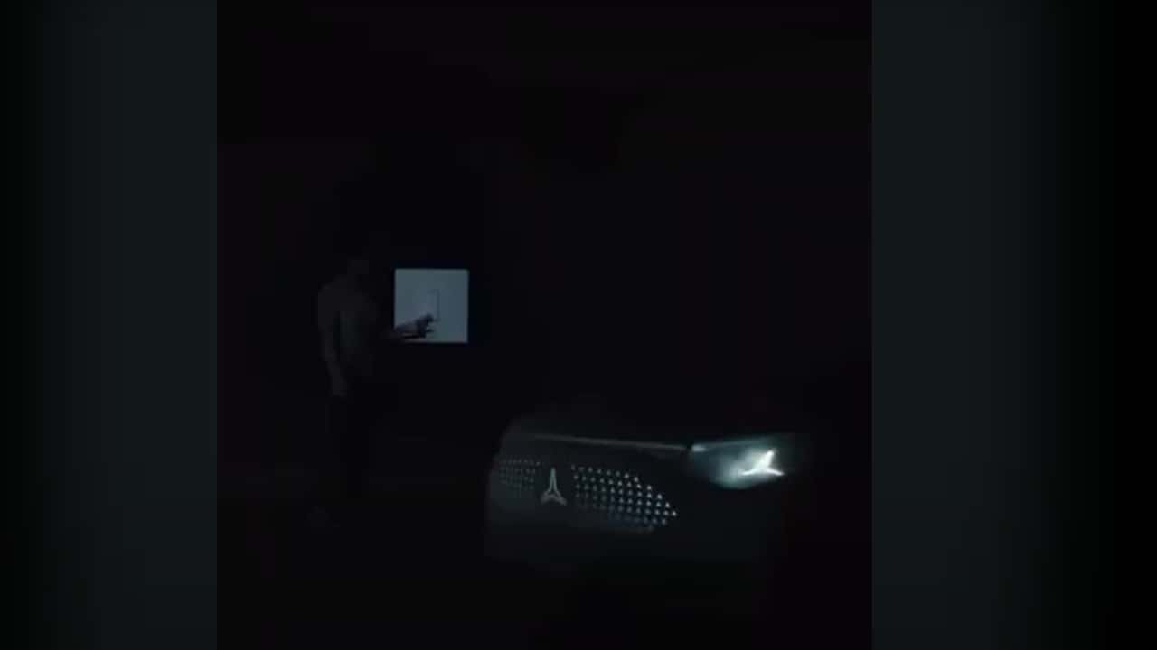 Front des (verhüllten) Mercedes CLA mit illuminiertem Mercedes-Stern