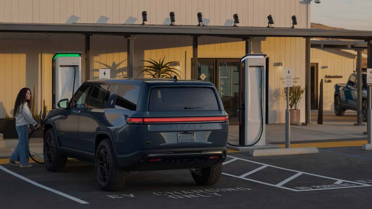 Rivian nadgrajuje svoja polnilna mesta z vtiči NACS za Tesline polnilnike