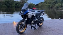 Dianteira à beira do rio BMW R 1300 GS Adventure 2025 - Primeiras impressões no Brasil