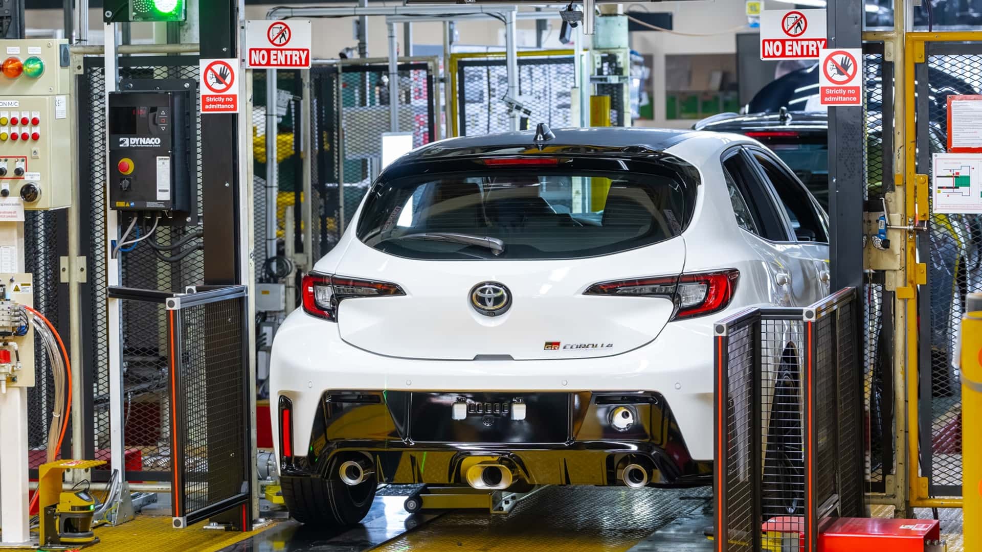 https://cdn.motor1.com/images/mgl/7ZE4X6/s1/toyota-gr-corolla-uk-plant-tour.jpg