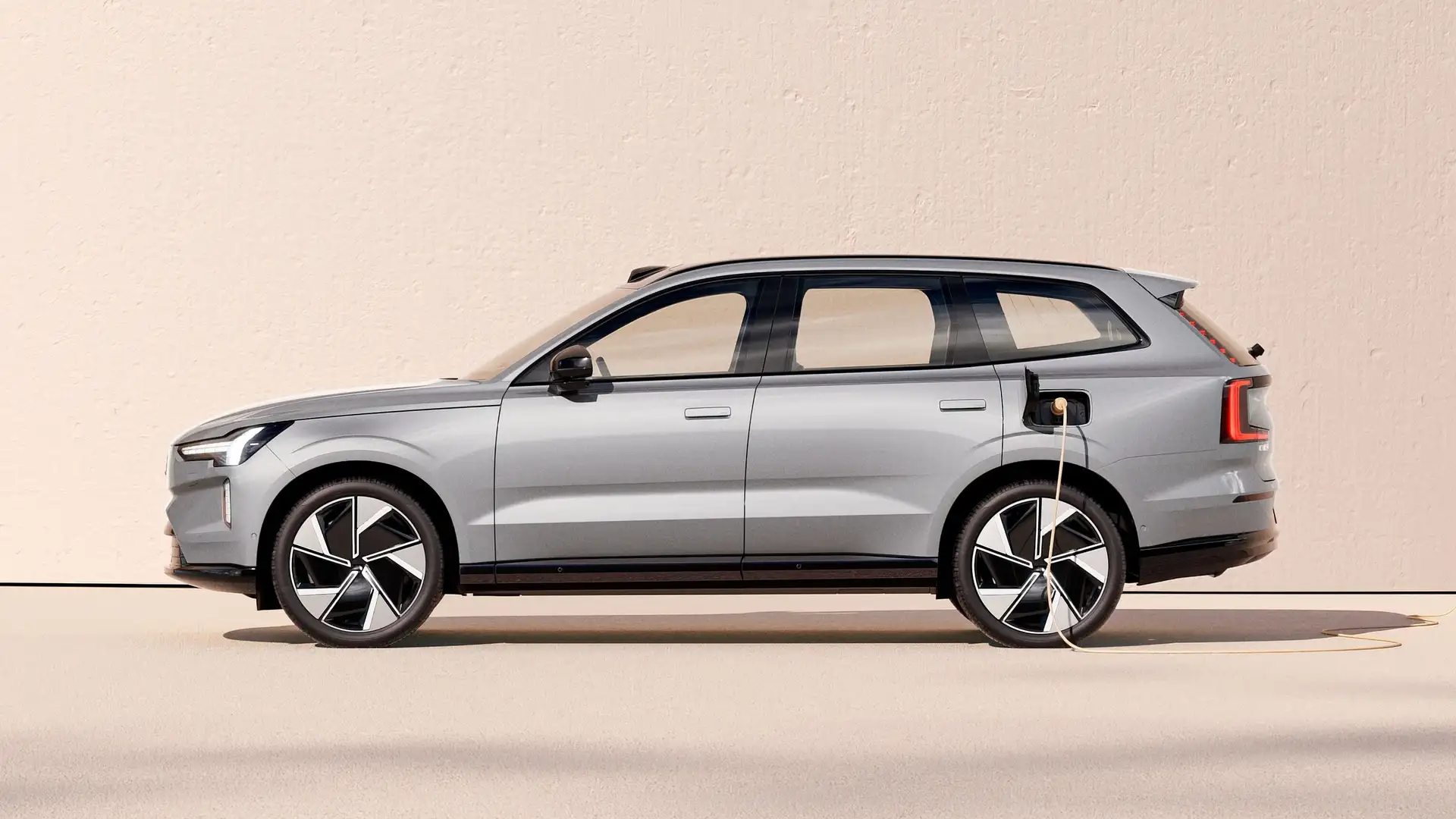 https://cdn.motor1.com/images/mgl/7ZE9e6/s1/volvo-ex90-charging.webp