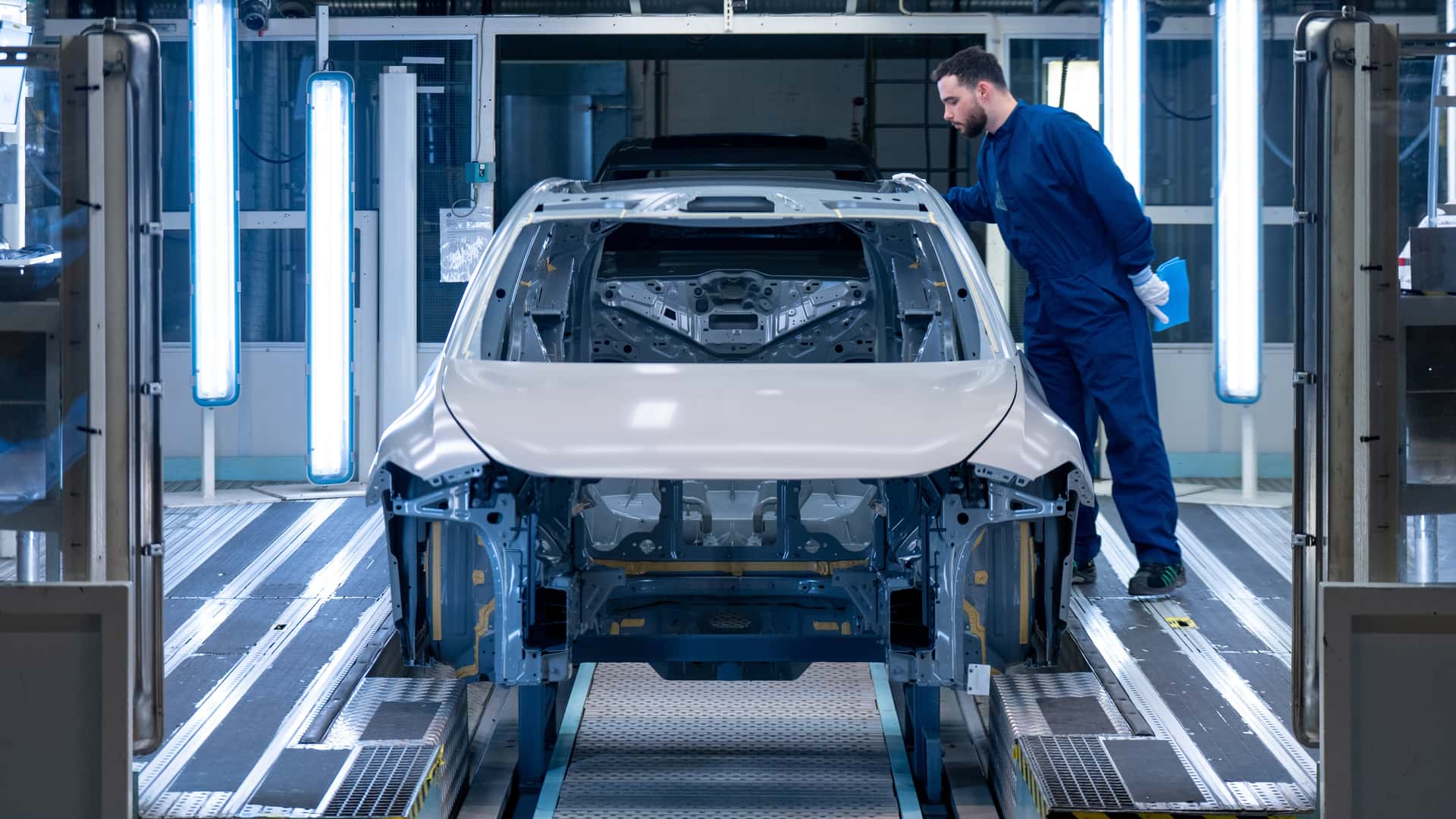 https://cdn.motor1.com/images/mgl/7ZEBYo/s1/volvo-ex60-via-alla-produzione.jpg