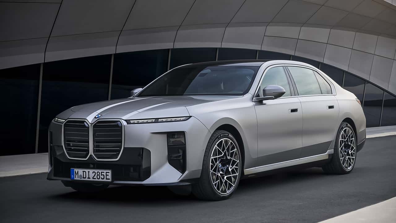 Novo BMW Série 7 2027 mantém grade gigante, mas está menos polêmico