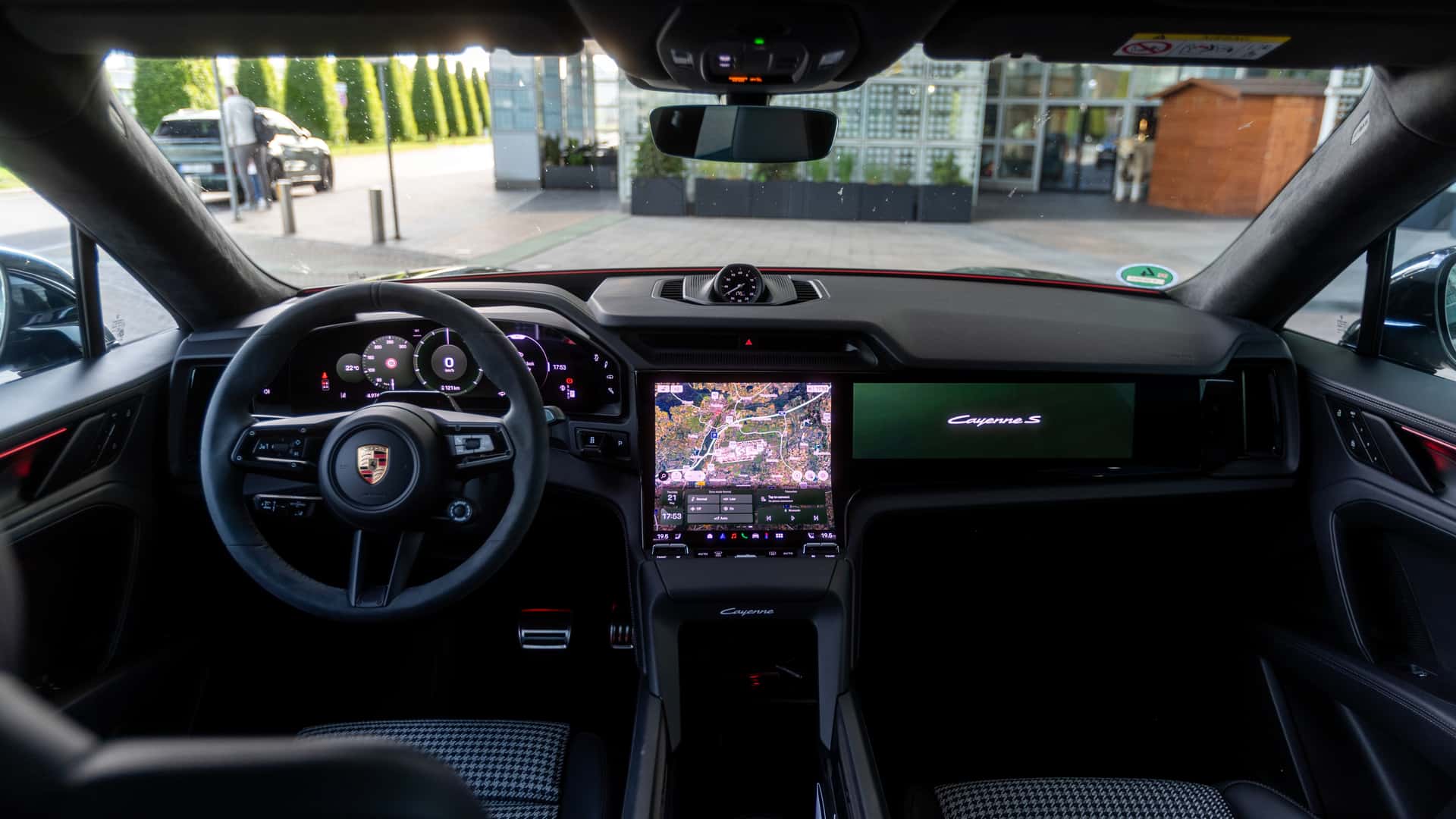 https://cdn.motor1.com/images/mgl/7ZEVn7/s1/2026-porsche-cayenne-s-coupe-electric.jpg