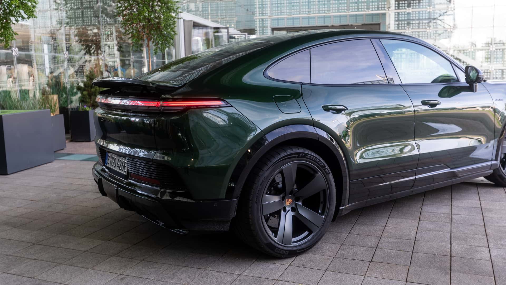 https://cdn.motor1.com/images/mgl/7ZEVnA/s1/2026-porsche-cayenne-s-coupe-electric.jpg