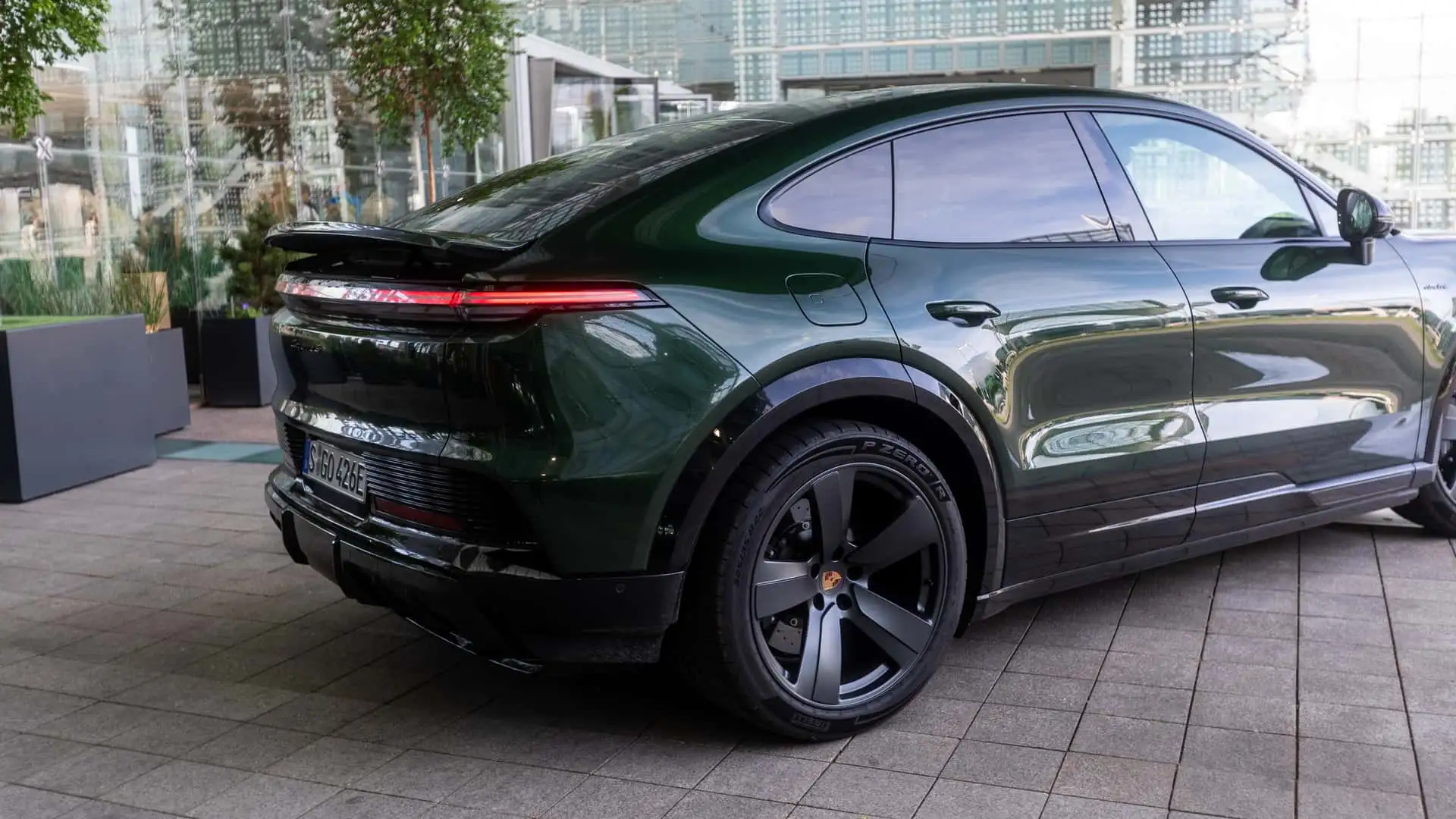 https://cdn.motor1.com/images/mgl/7ZEVnA/s1/2026-porsche-cayenne-s-coupe-electric.webp