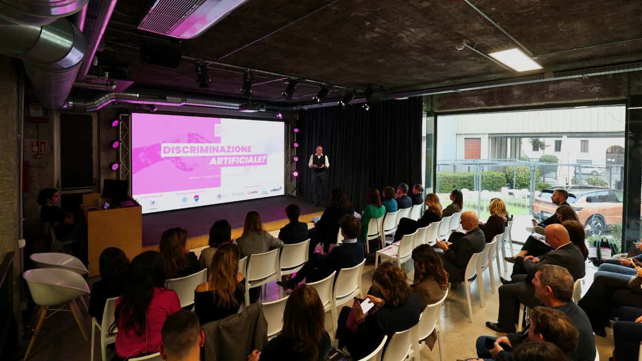 Donne e auto: con l’AI cresce il rischio di stereotipi