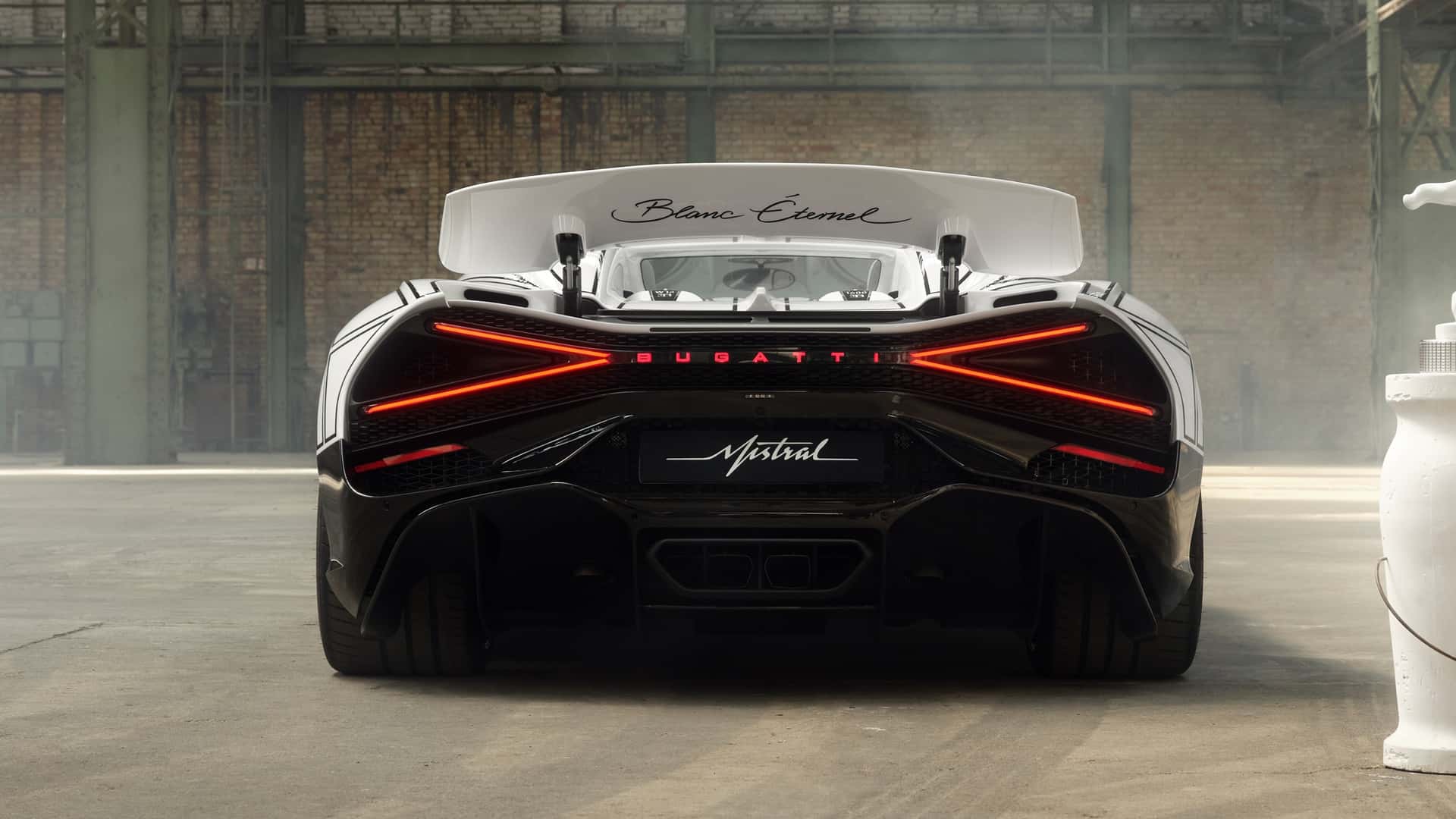 https://cdn.motor1.com/images/mgl/7ZEglo/s1/bugatti-w16-mistral-blanc-eternel.jpg