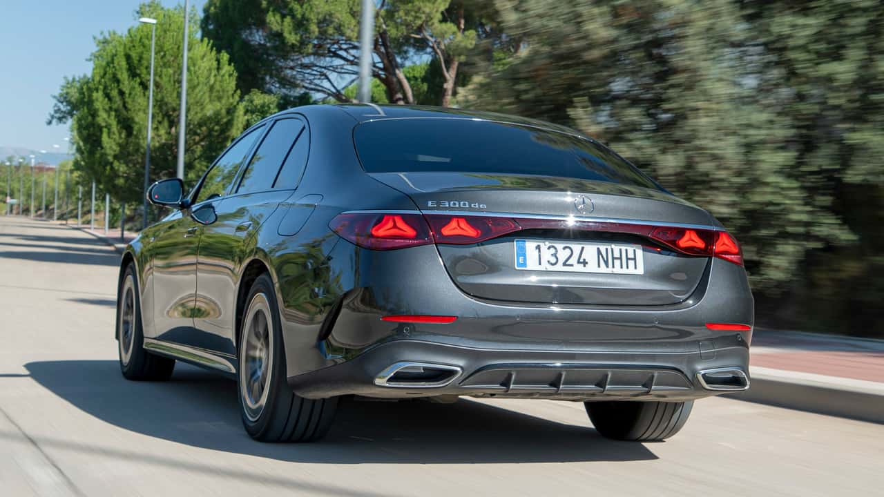 Al volante del Mercedes-Benz E 300 de, la berlina PHEV para aventuras interminables
