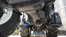 Né le pendenze né gli attrezzi combinati fermano il New Holland T4.110F SuperSteer: potenza, idraulica generosa e BlueCab 4 per i trattamenti
