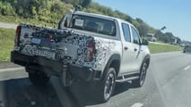 Flagra: Nova Toyota Hilux reestilizada