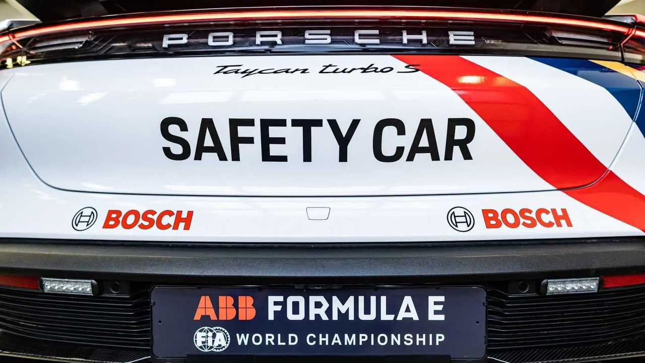 Porsche Taycan Turbo S Formula E Safety Car Posteriore