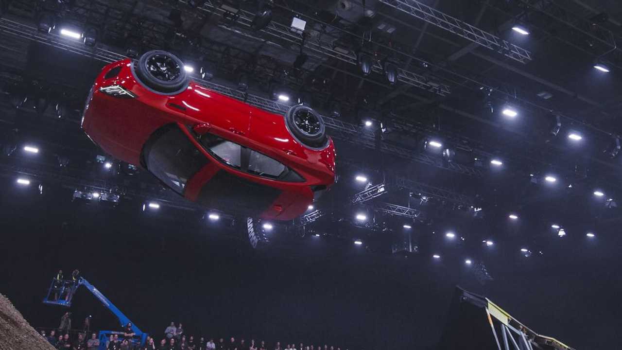 La Jaguar E-Pace impegnata nel salto in lungo avvitato
