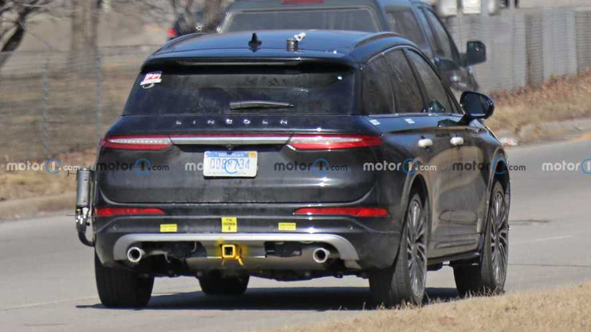 2023-lincoln-corsair-kanye-west-spy-shots.jpg