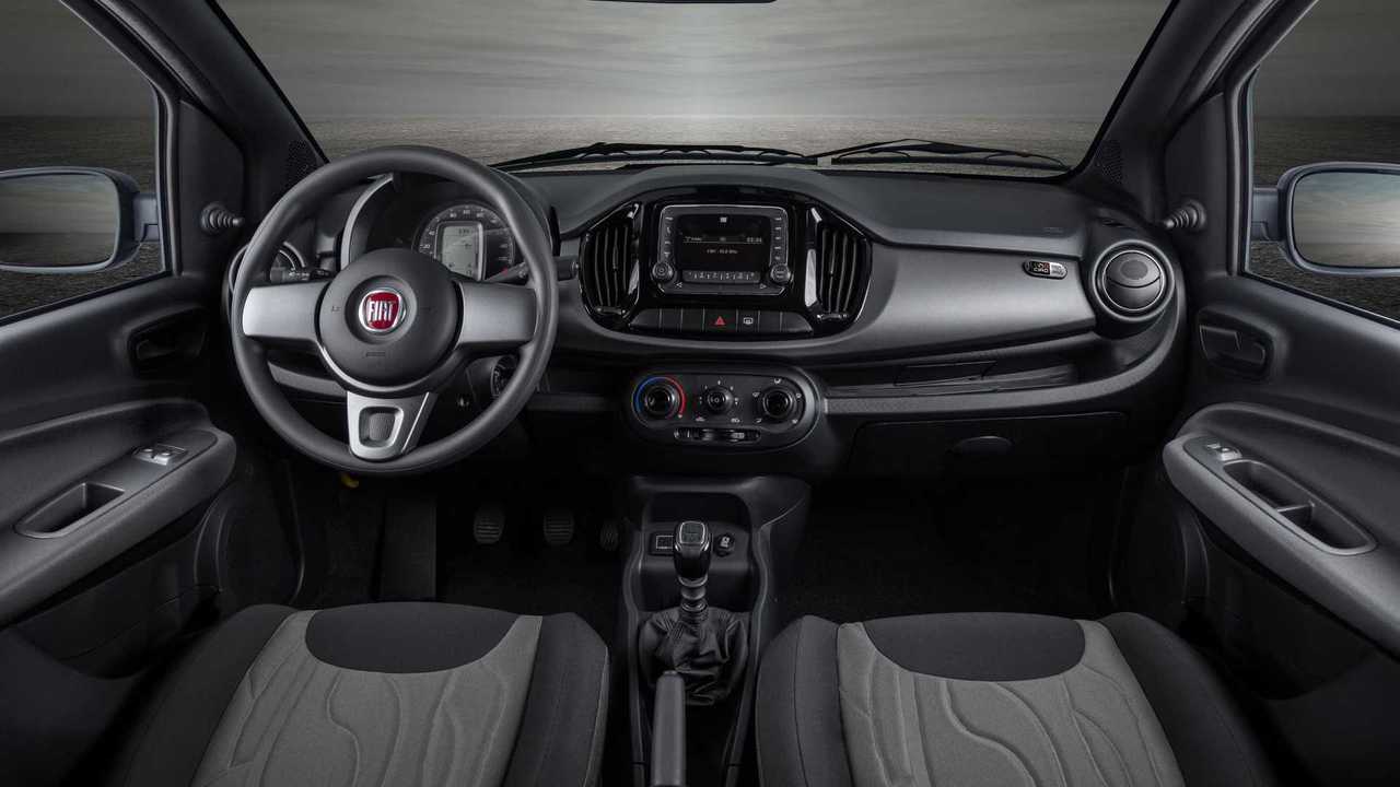 Fiat Uno Ciao - Interior tem acabamento escuro