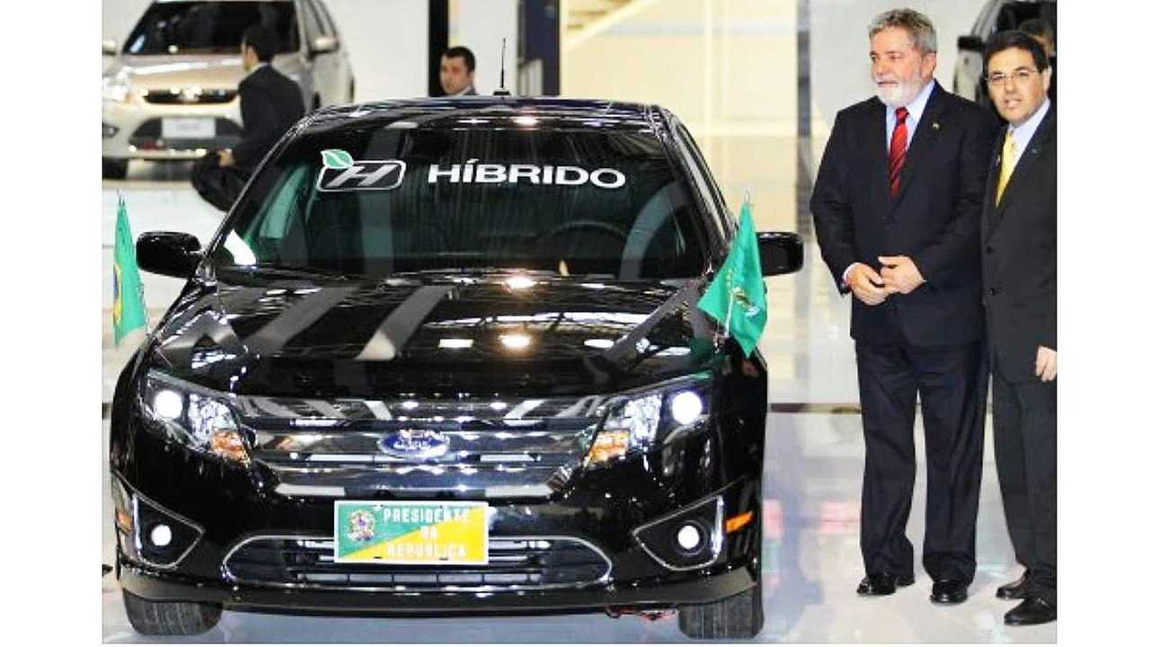 Lula e o Fusion Hybrid cedido pela Ford (2010)