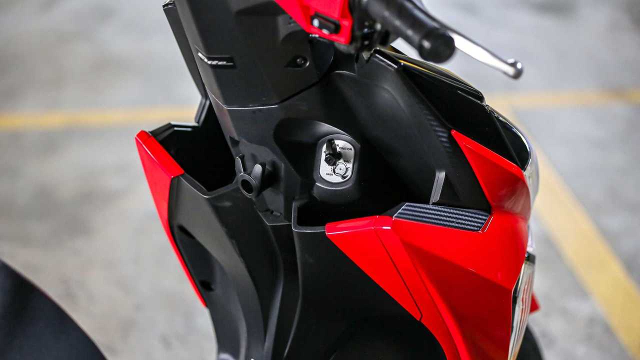 Honda Elite 125 - Chave e porta-trecos frontal